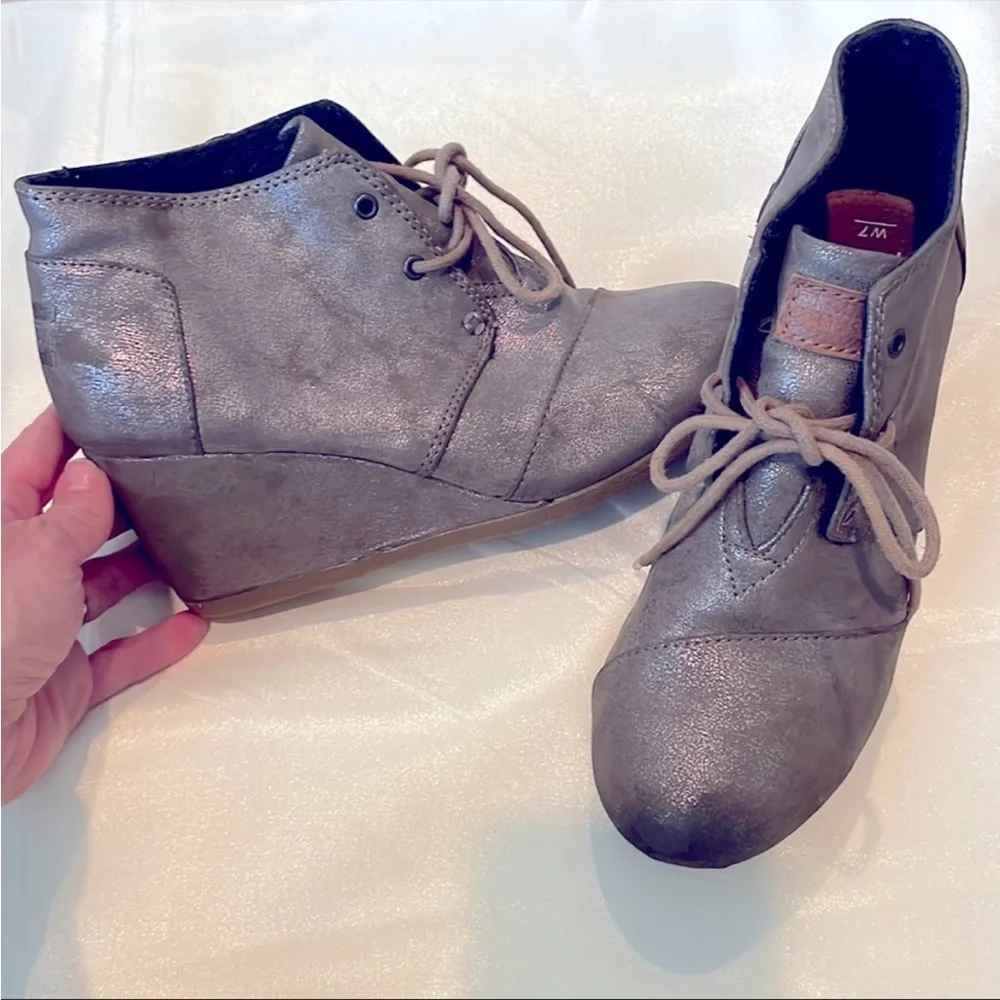 Final price drop❌TOMS Metallic taupe wedge ankle booties